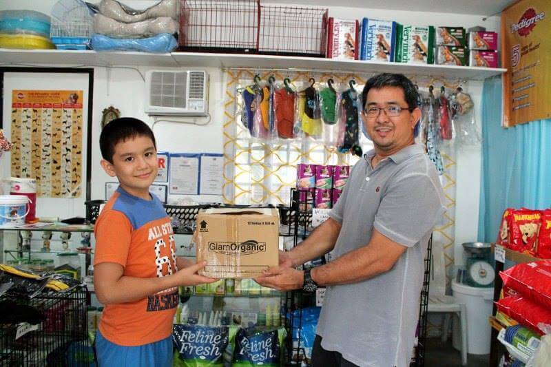 bambino e signore con scatola