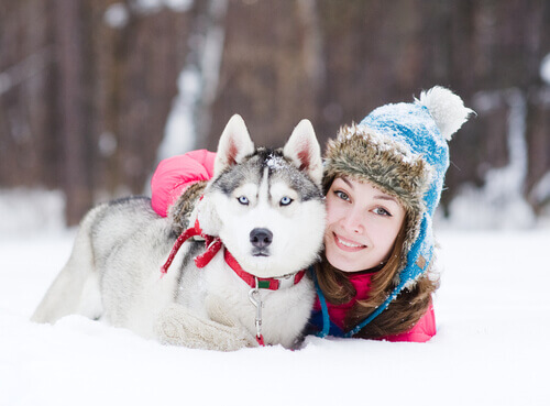 husky e donna protetti dal freddo