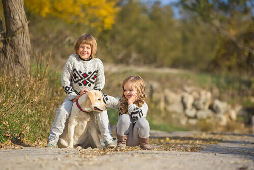 Secondo uno studio i bambini che hanno un animale sono più felici