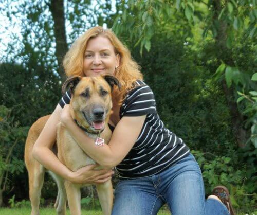 Hostess tedesca adotta un cane randagio di Buenos Aires
