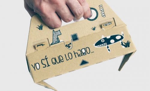 Azienda spagnola inventa paletta di cartone per raccogliere le feci del cane