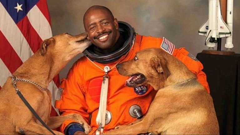 L'astronauta che scelse di posare con i suoi cani