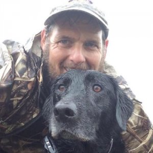 2 pitbull lottano per 16 ore sotto l'acqua per salvarsi