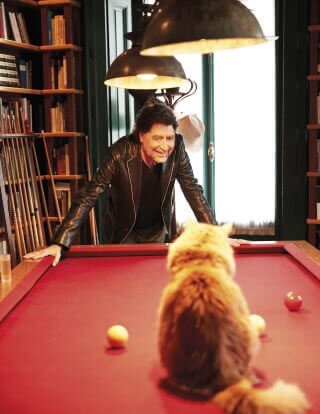 Joaquín Sabina gioca al biliardo con un gatto