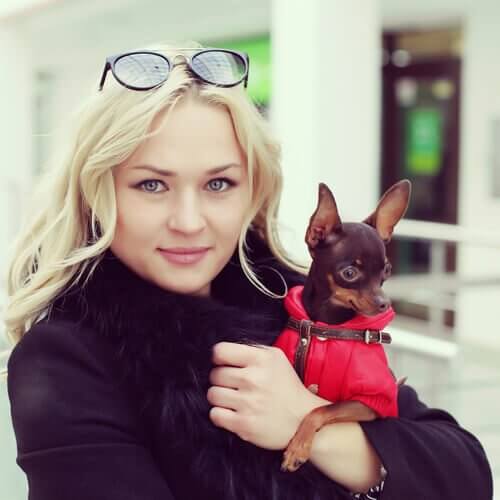 ragazza abbraccia chihuaha