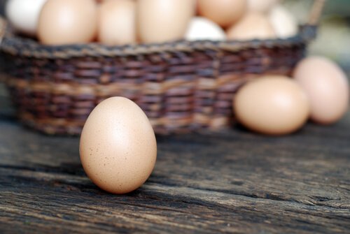 un cesto di uova di gallina sparse