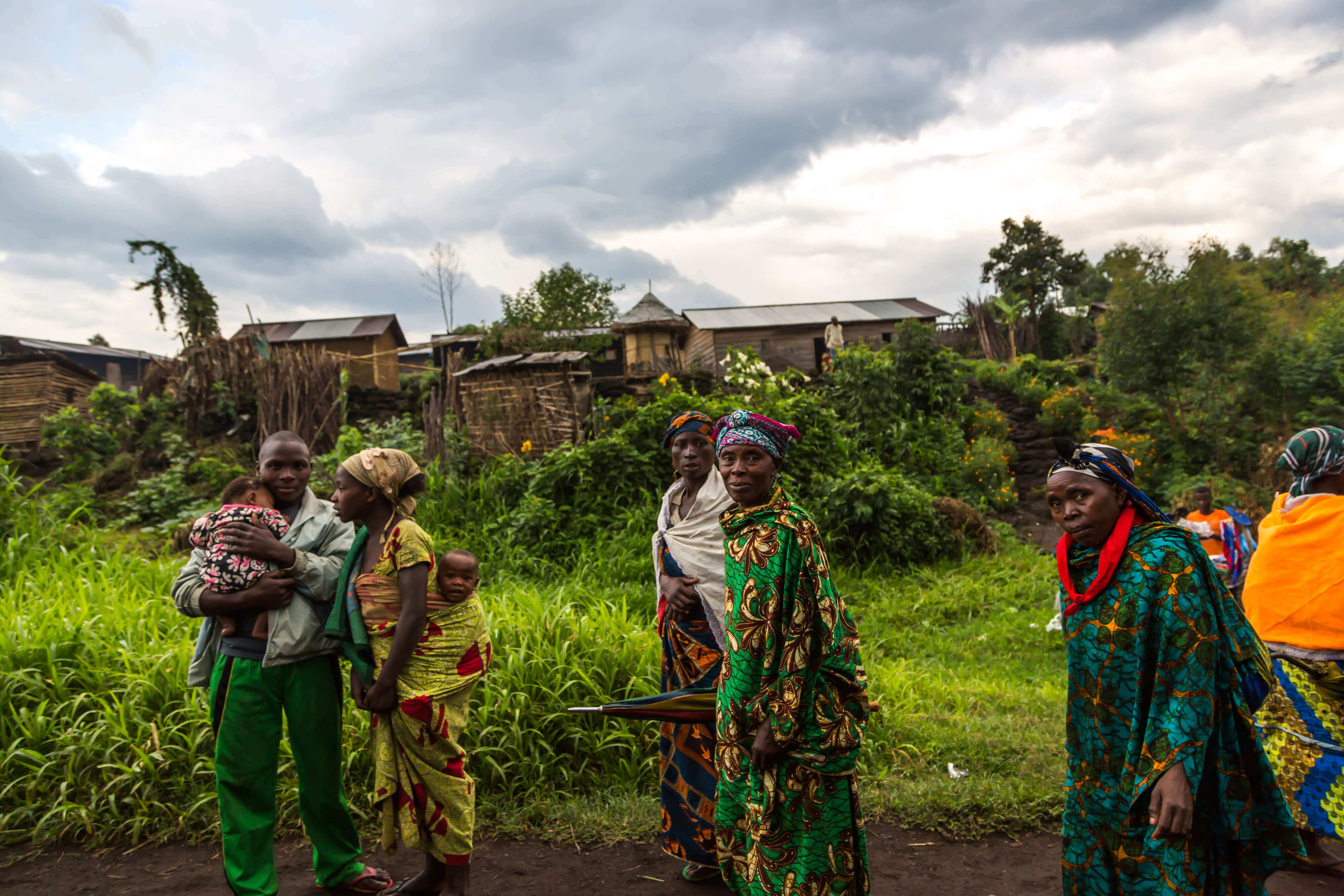 un gruppo di abitanti africani per strada