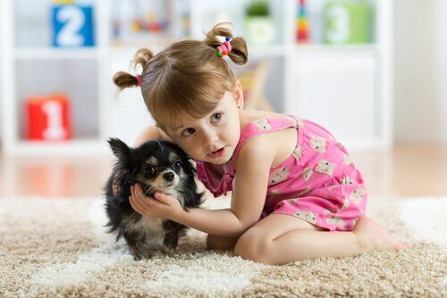 bambina con cagnolino
