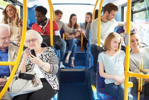 Persone su un autobus pubblico