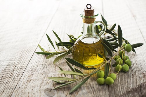 un flacone di olio d'oliva