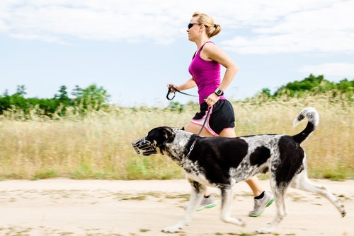Ragazza corre con il suo cane