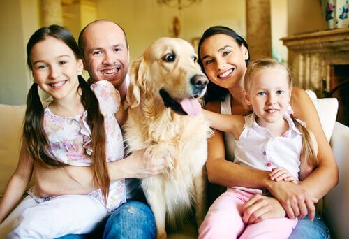 una famiglia sul divano con il cane