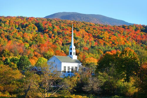 una piccola chiesa del New England immersa nella vegetazione