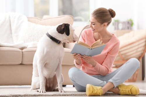 Ragazza mostra libro al proprio cane