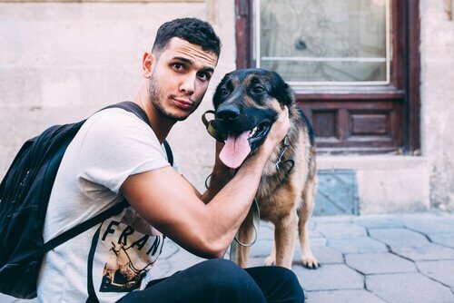 Ragazzo in posa con il cane
