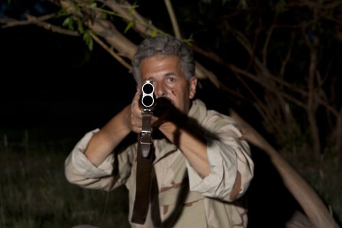 Un cacciatore con il fucile spianato