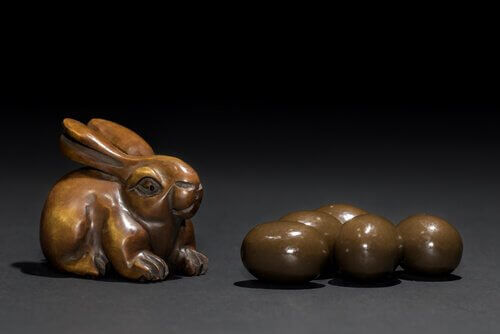 Coniglio di legno accanto a uova di cioccolato