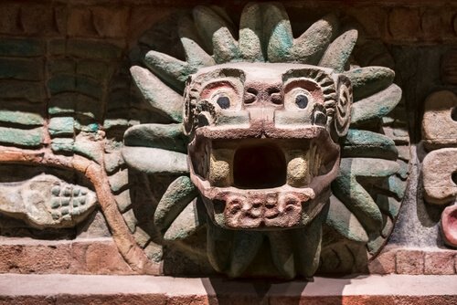 Giaguaro stilizzato in un'antica scultura maya