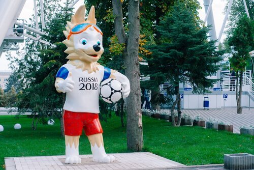 una statua di Zabivaka la mascotte di Russia 2018