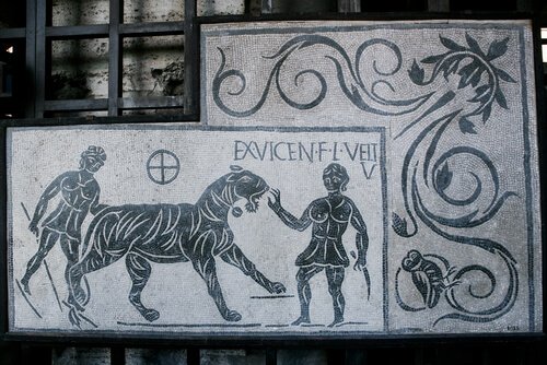 Una tigre con due romani su un antico mosaico