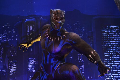 Pantera Nera della Marvel in azione di notte