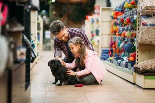 Padre e bambina con cagnolino