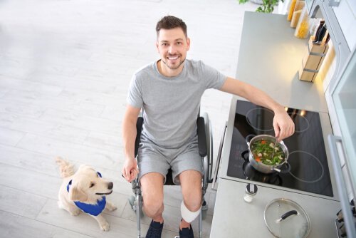 Uomo in cucina con cane