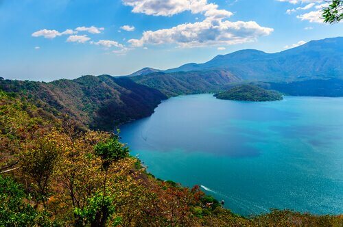 un lago del centro america dal colore turchese