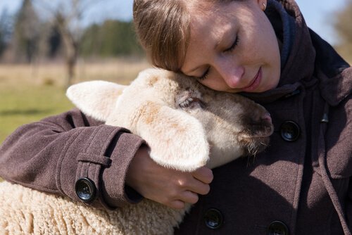Donna che abbraccia un agnello