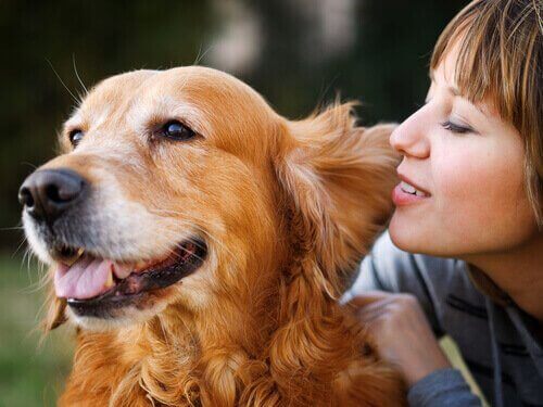 Ragazza parla con il suo cane