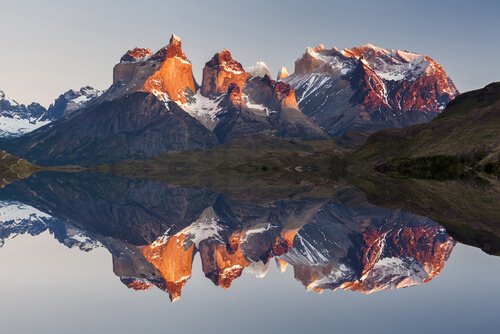 Lago con montagne
