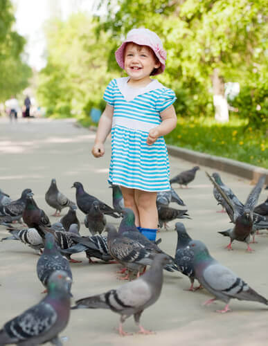 Bambina con colombe