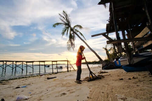 Ragazza pulisce una spiaggia