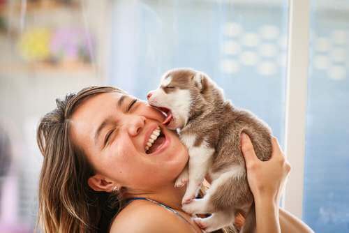 Donna che sorride con il cucciolo