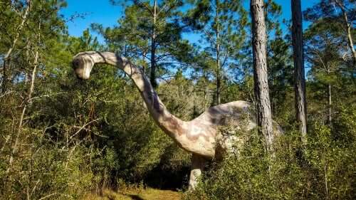 dinosauro erbivoro in un bosco