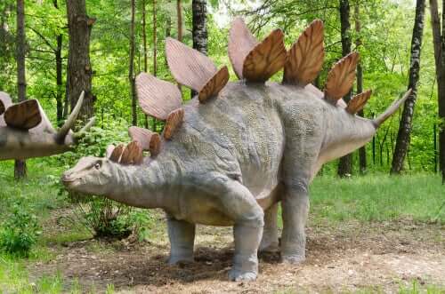 modello di stegosauro in un bosco