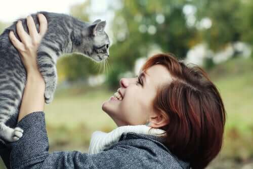 Ragazza felice con il suo gatto