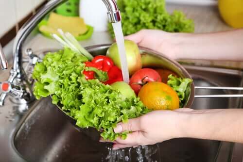 donna lava la verdura per eliminare il rischio di escherichia coli