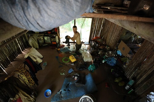 Uomo lavora nel magazzino dell'Onca, un centro di recupero per animali selvatici in Bolivia.