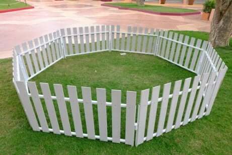 Recinto bianco per il cane in giardino.