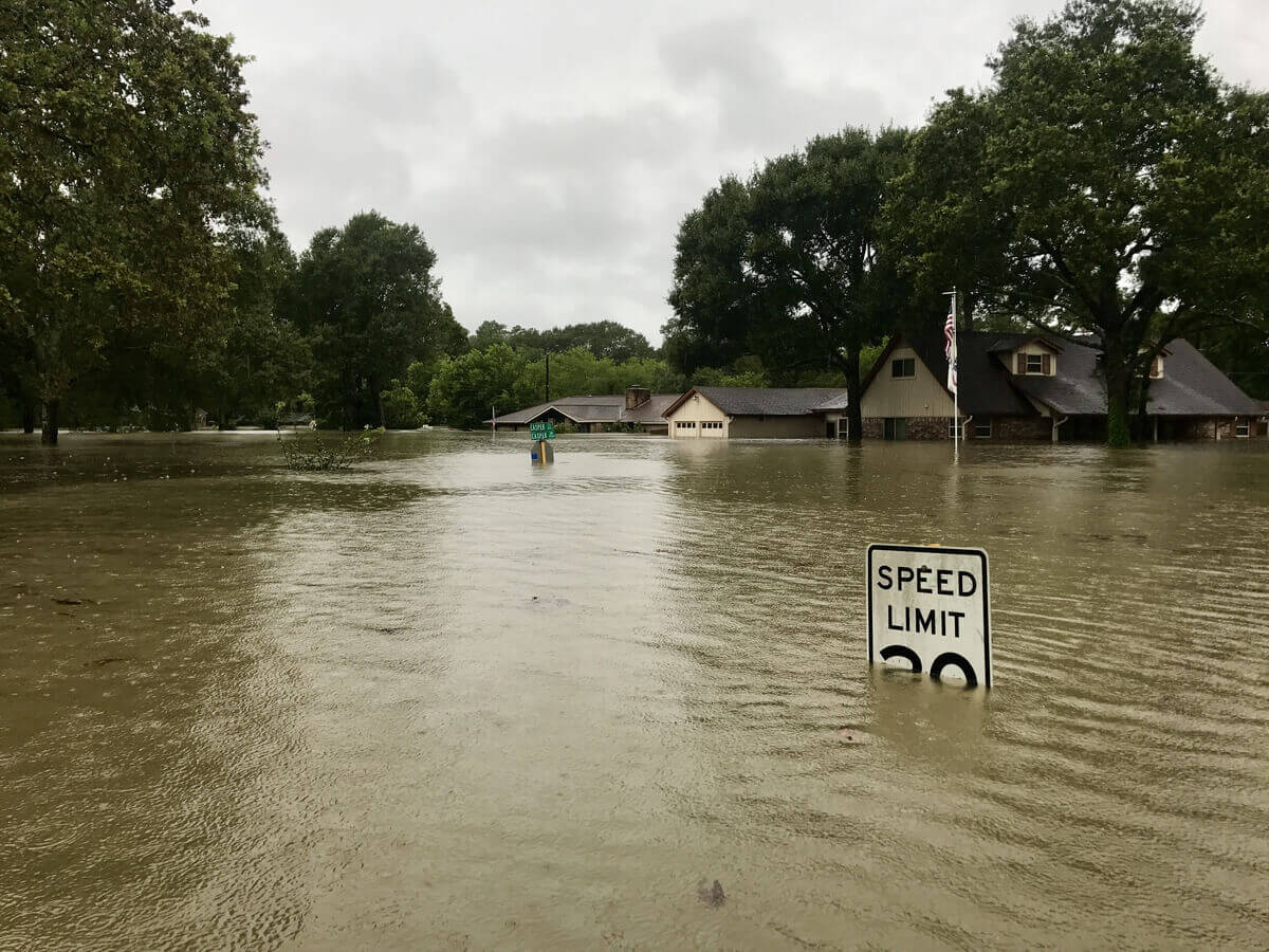 Una strada allagata dopo un'alluvione.