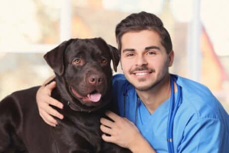 Veterinario in posa con un cane.
