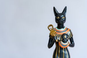 Statuetta di dea egizia con testa di gatto.