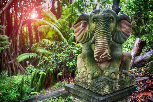 Statua dell'elefante della foresta.