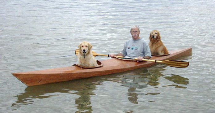 Modifica il suo kayak per poter viaggiare insieme ai suoi cani